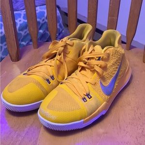 Nike Kyrie 3s Mac & Cheese Style Size 7